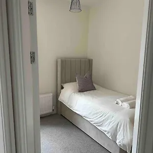 Modern Apartment, 1km From City! Apartment
